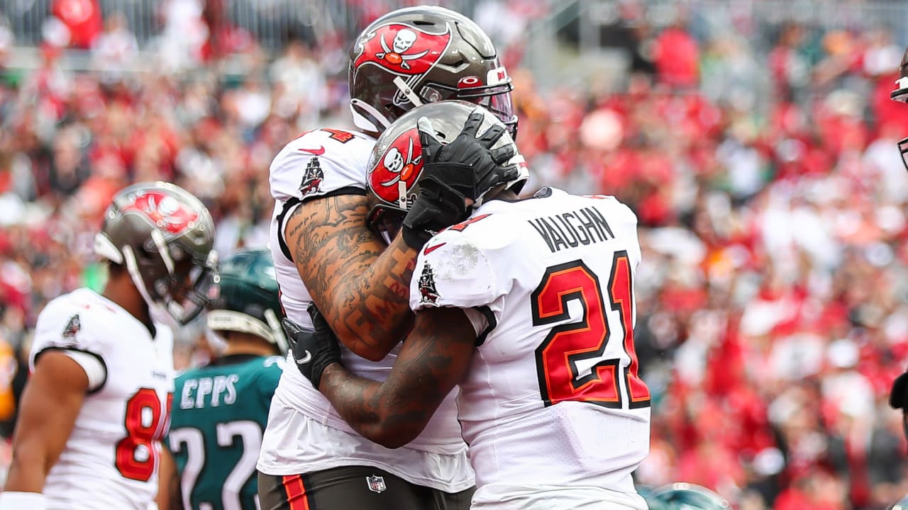 NASHVILLE, TN - AUGUST 20: Tampa Bay Buccaneers runningback Ke'Shawn Vaughn  (21) runs with the ball during the Tampa Bay Buccaneers-Tennessee Titans  Preseason game on August 20, 2022 at Nissan Stadium in