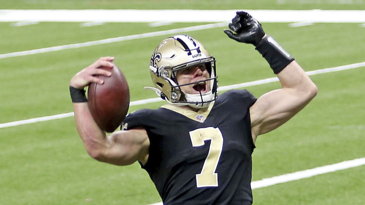 New Orleans Saints tight end Taysom Hill (7) runs during an NFL