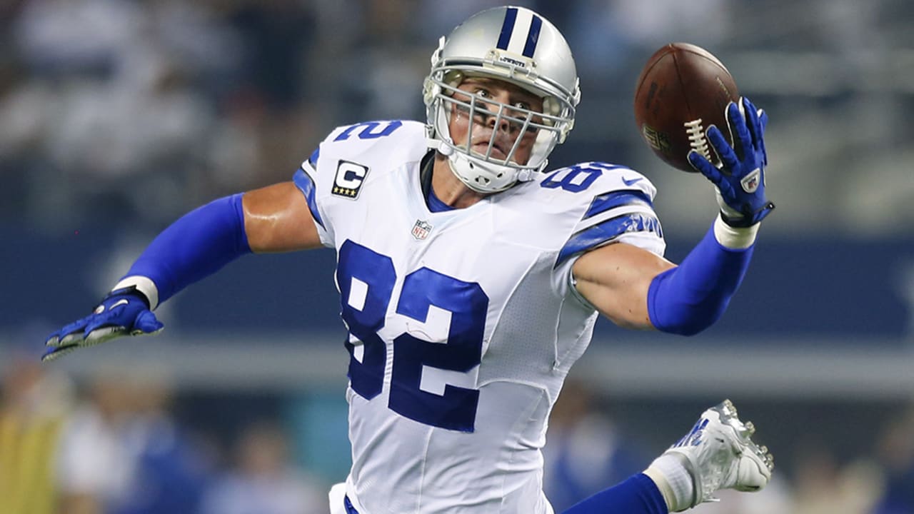 Raiders tight end Jason Witten (82) talks with teammates on the sidelines  versus the Miami Dolp …