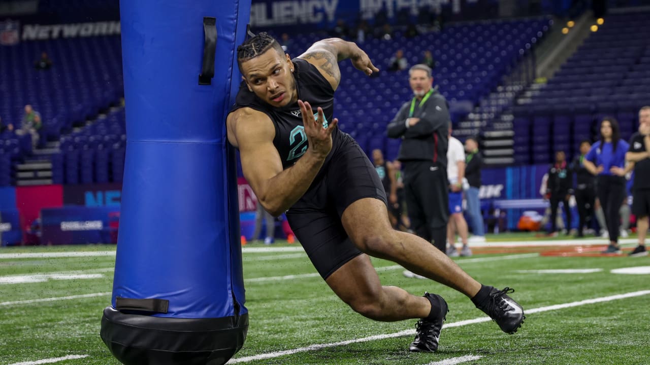 Offensive lineman Luke Fortner runs an official 5.21-second in the 40-yard  dash at the 2022 NFL Scouting Combine