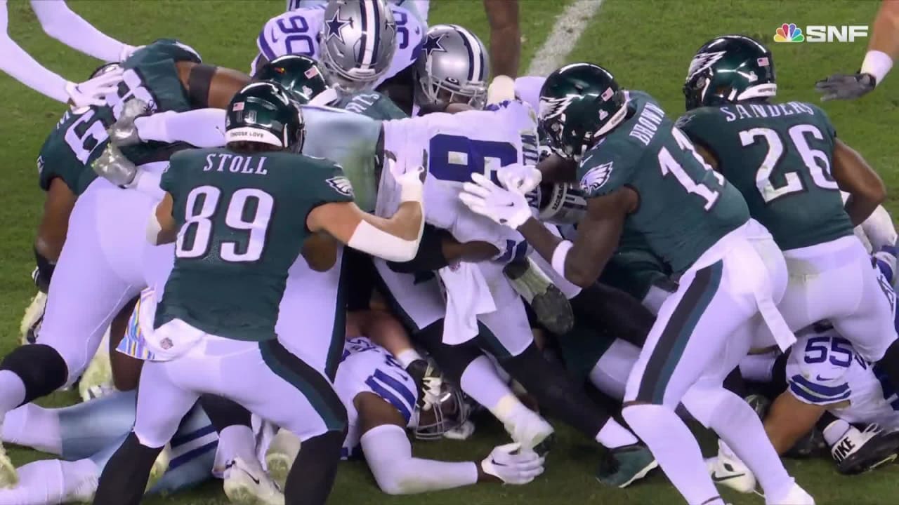 Dallas Cowboys linebacker Leighton Vander Esch nearly stuffs the