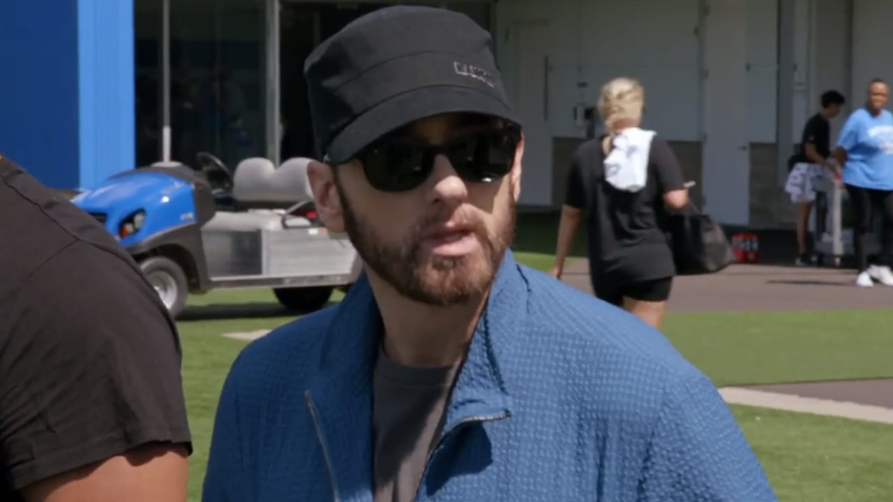 Colts offensive tackle Braden Smiths