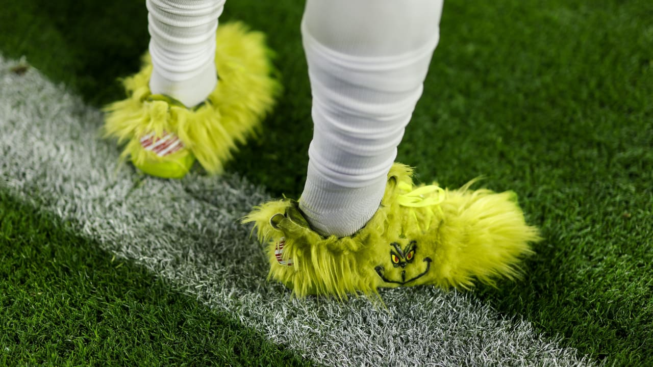 Look: Packers TE rocking insane Grinch cleats for Christmas Day game