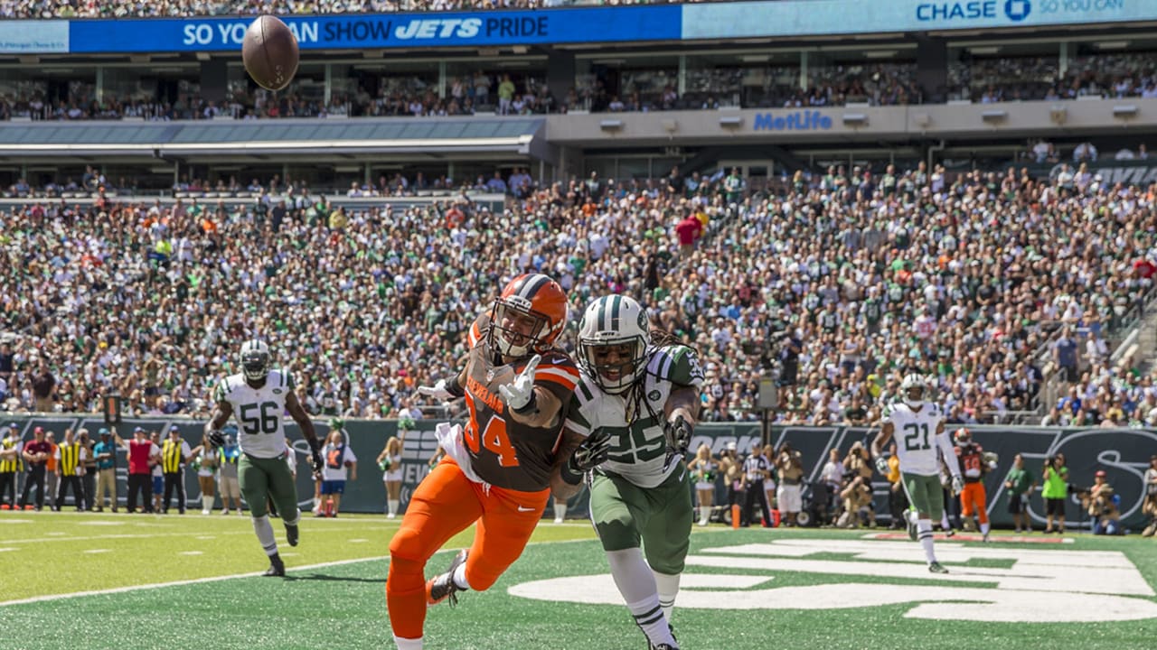 New York Jets wide receiver Wayne Chrebet runs out for a pass. The New York  Jets defeated the Buffalo Bills 16 to 14 at Giants Stadium in East  Rutherford, New Jersey on