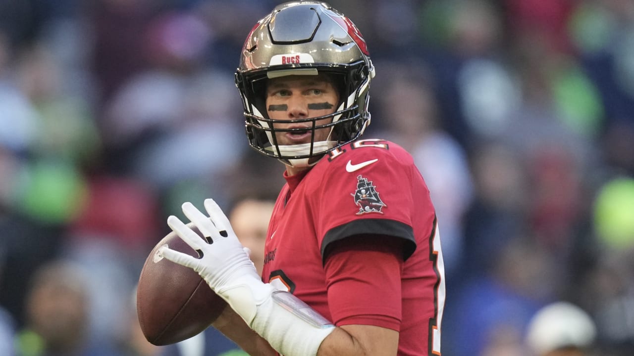 NFL Network's Kurt Warner sits down with Tampa Bay Buccaneers quarterback  Tom Brady ahead of Super Bowl LV