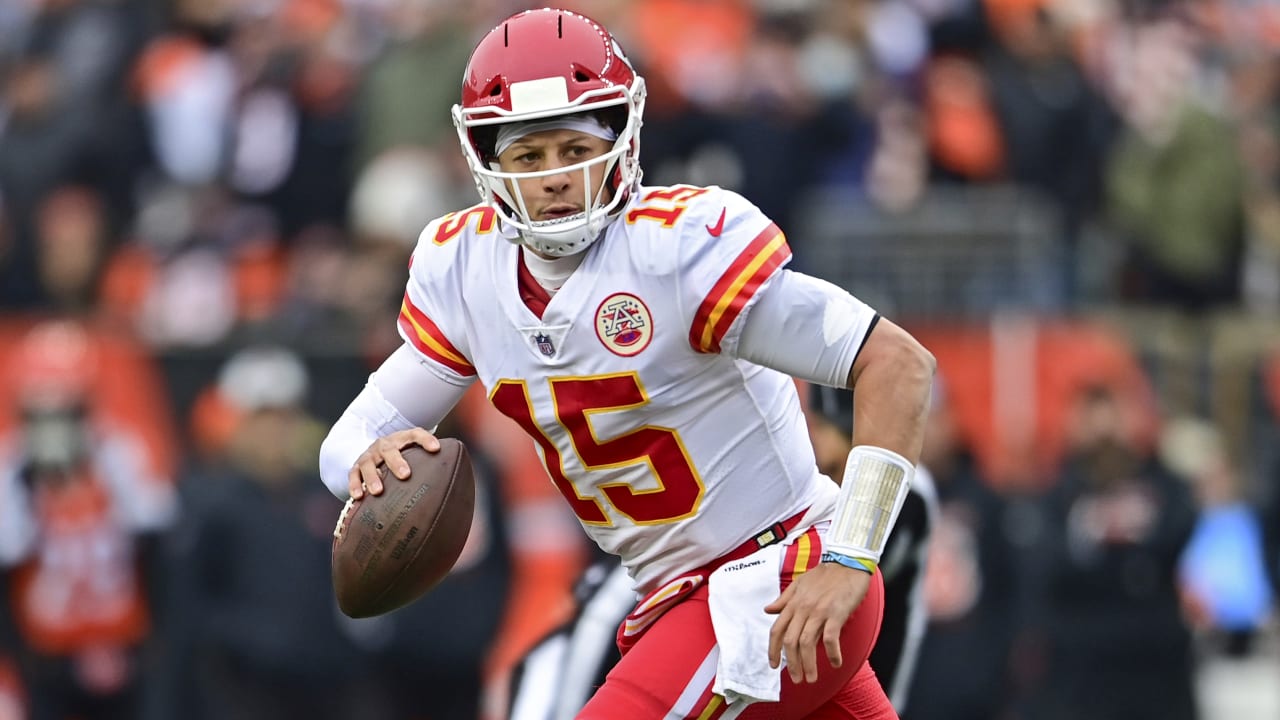 Patrick Mahomes Kansas City Chiefs vs Salvador Pérez Kansas City