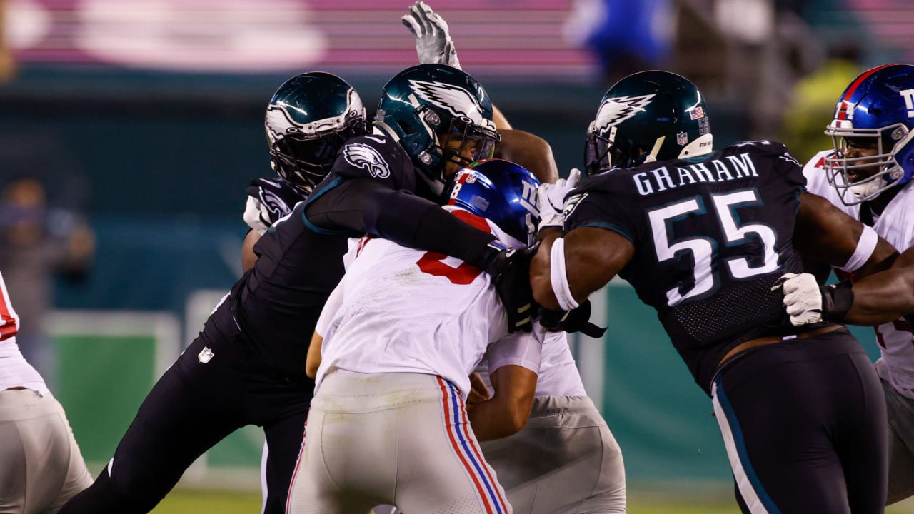 Philadelphia Eagles' pass rush flocks to New York Giants quarterback