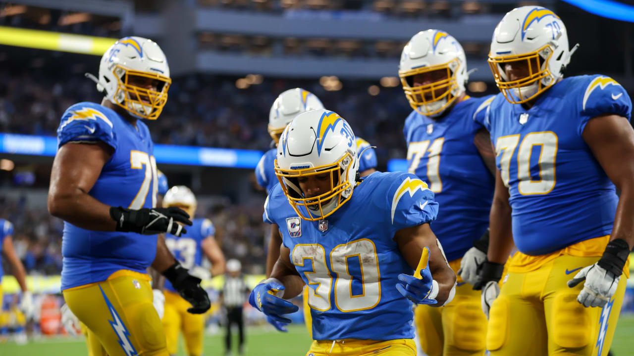 Los Angeles Chargers running back Austin Ekeler shrugs off multiple Las ...