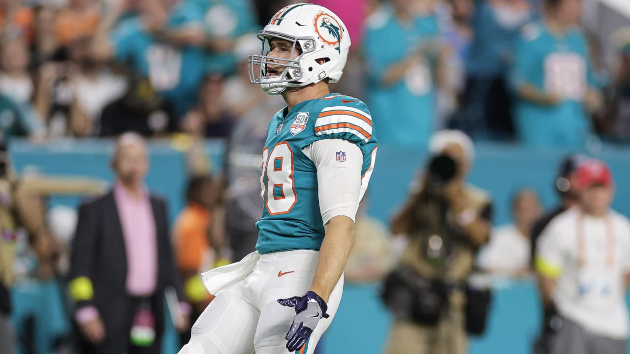 Miami Dolphins quarterback Tua Tagovailoa showcases brilliant accuracy with  an 18-yard dart to Dolphins tight end Mike Gesicki over the middle