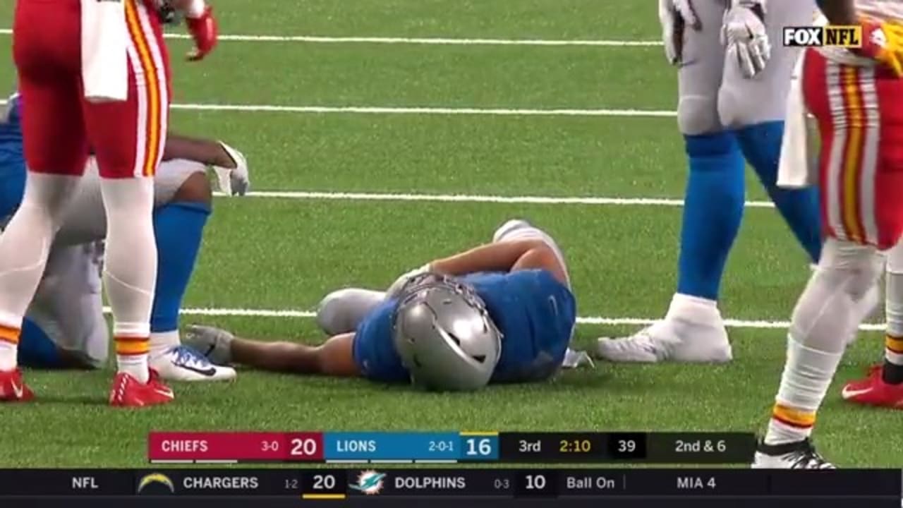 T.J. Hockenson leaves game with apparent injury after failed hurdle attempt