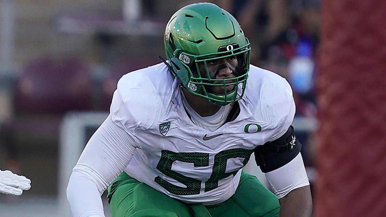 Oregon's star tackle Penei Sewell was raised to do this