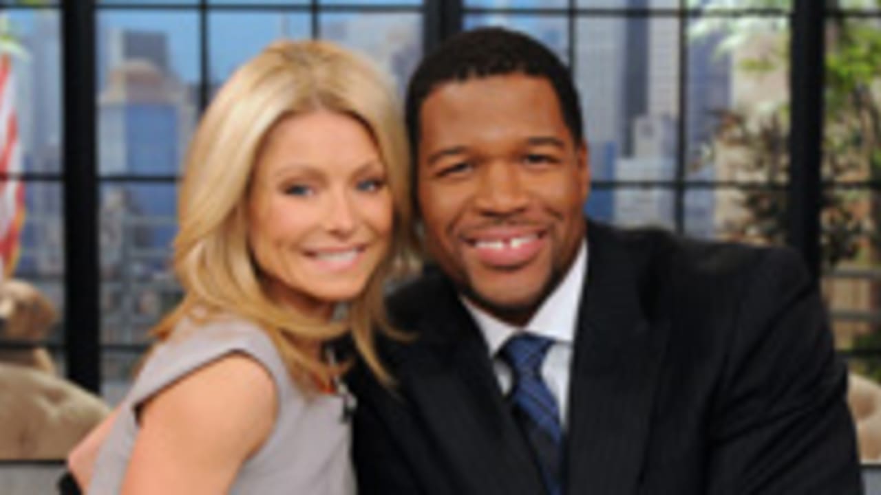 kelly-ripa-michael-strahan-120821-spot.jpg