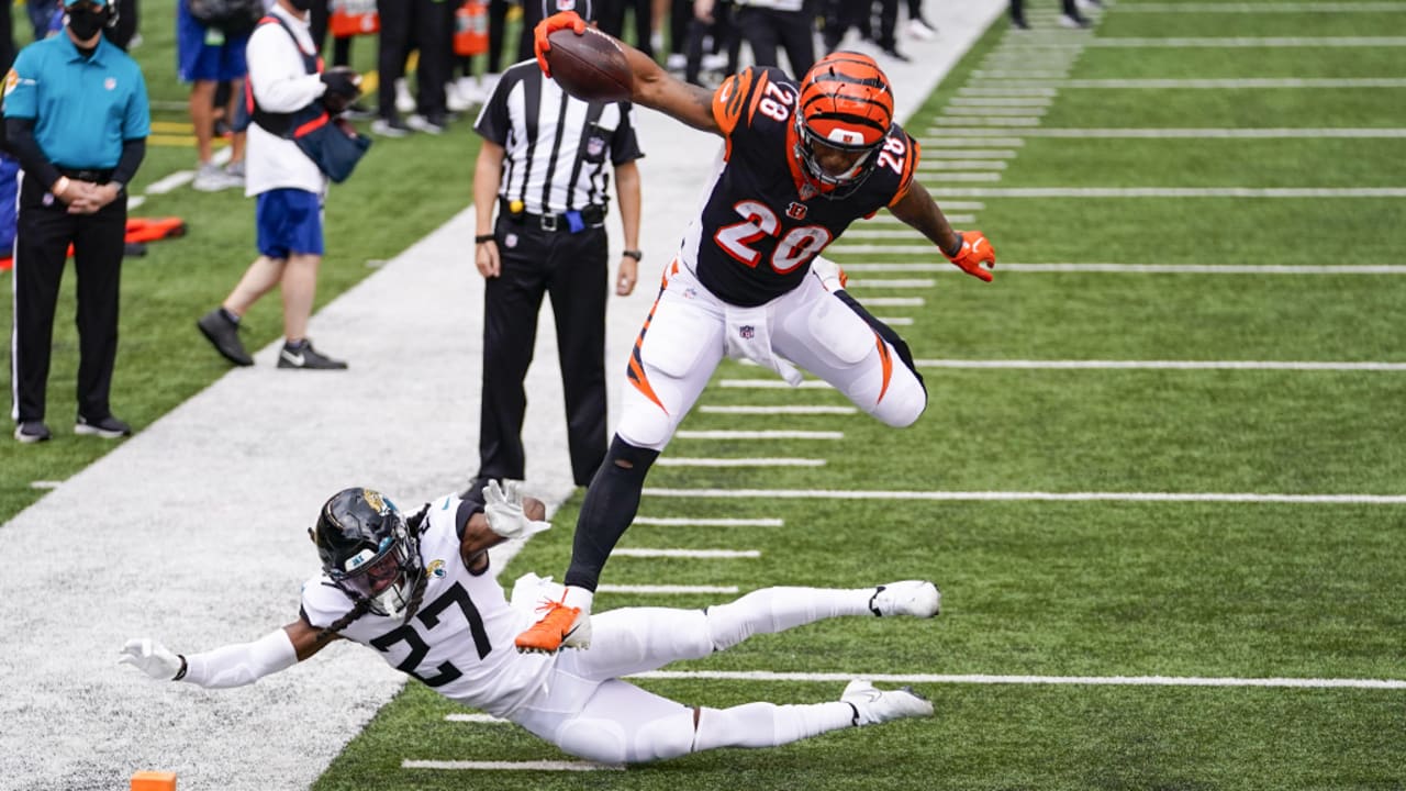 Cincinnati Bengals running back Joe Mixon (28) evades a tackle