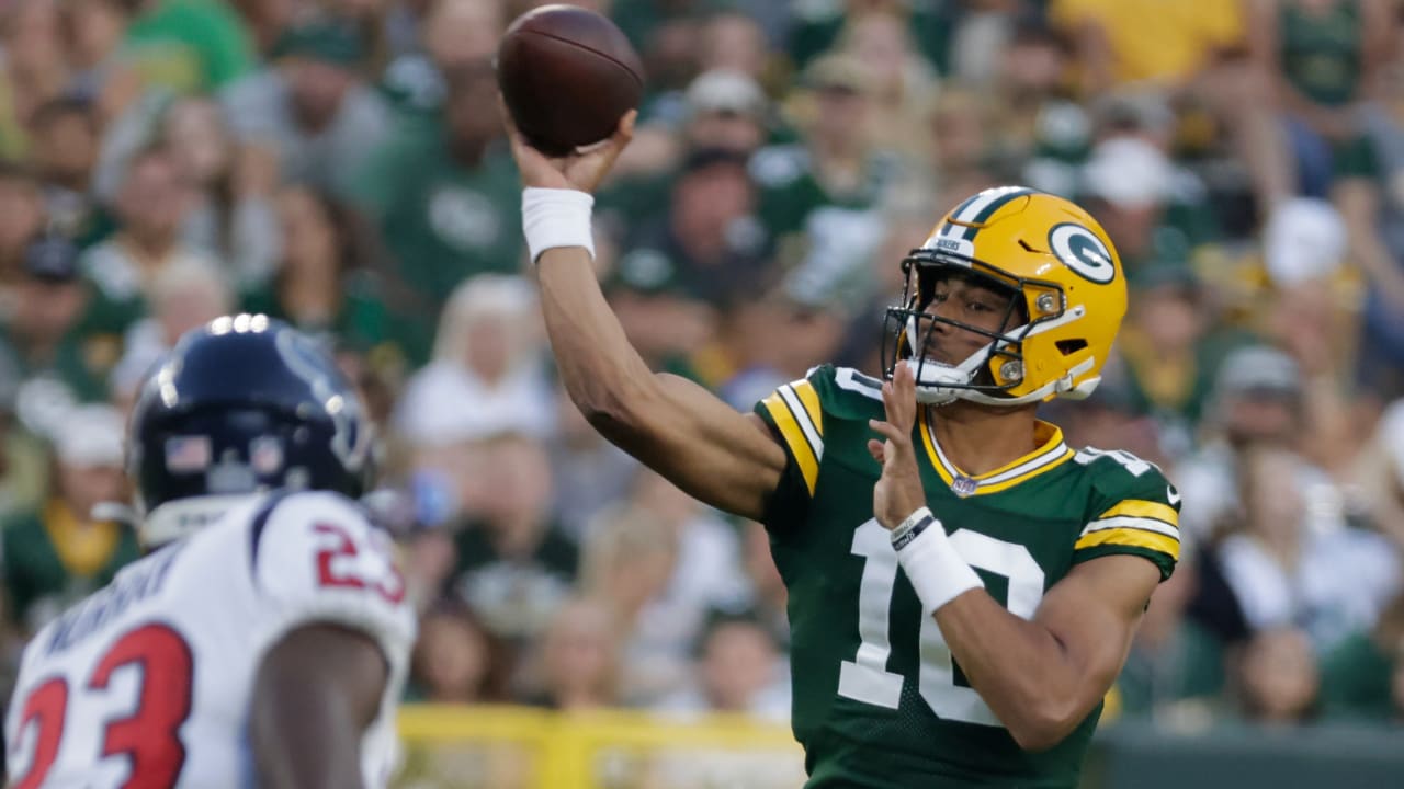 Green Bay Packers quarterback Jordan Love's laser throw hits tight