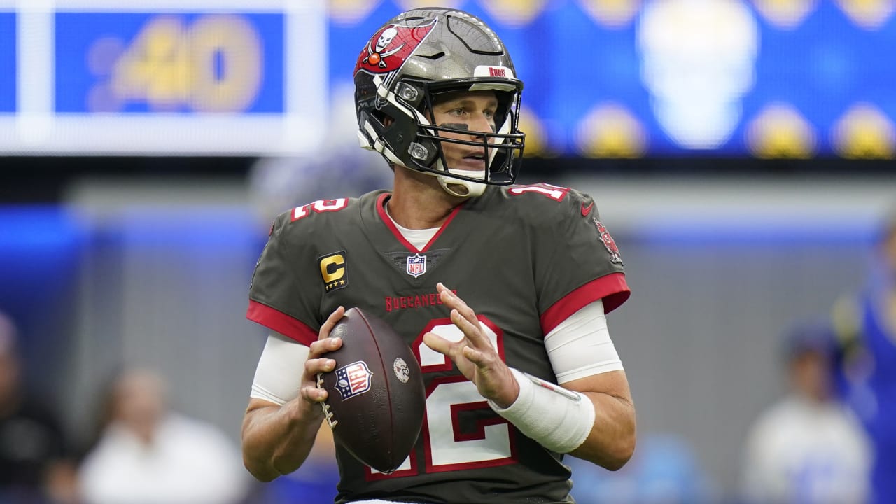 Tom Brady unretires, will play for Tampa Bay Buccaneers in 2022 - CNET