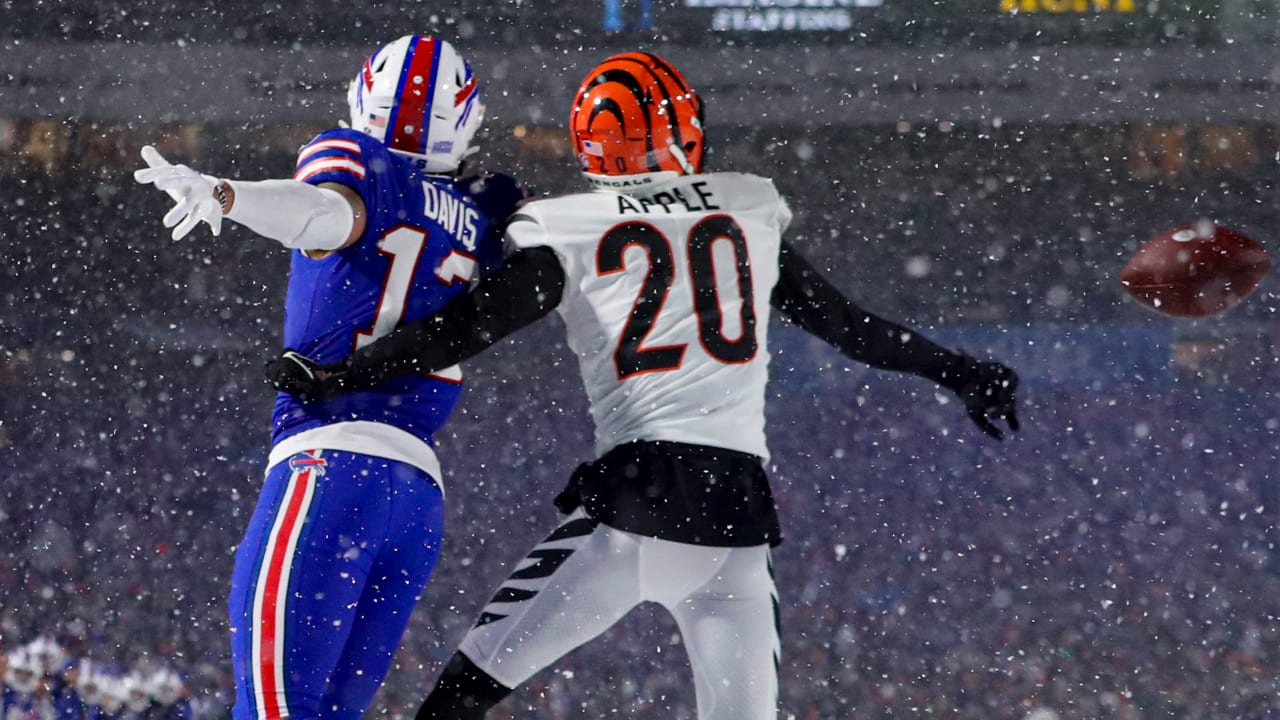 Cincinnati Bengals cornerback Eli Apple's fourth-down pass break up vs.  Buffalo Bills wide receiver Gabe Davis in end zone turns tides late in  fourth