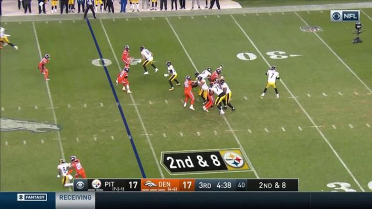 Pittsburgh Steelers quarterback Ben Roethlisberger throws an