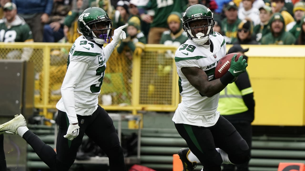 New York Jets defensive end Micheal Clemons (72) runs against the