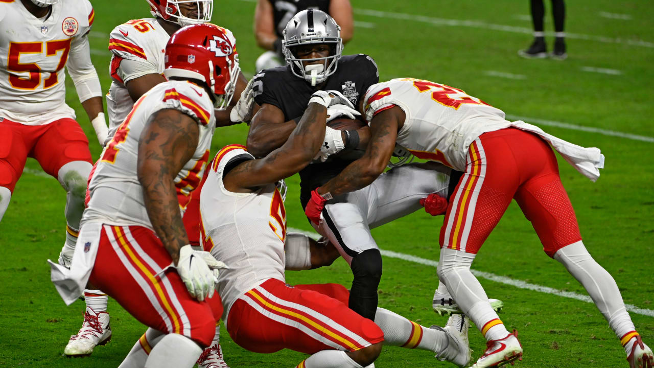 Mahomes hits Kelce in last minute, Chiefs edge Raiders 35-31