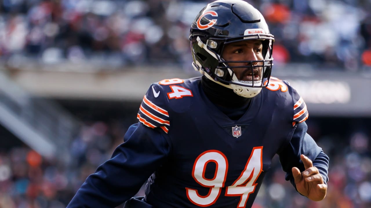 Chicago Bears linebacker Robert Quinn reads Arizona Cardinals