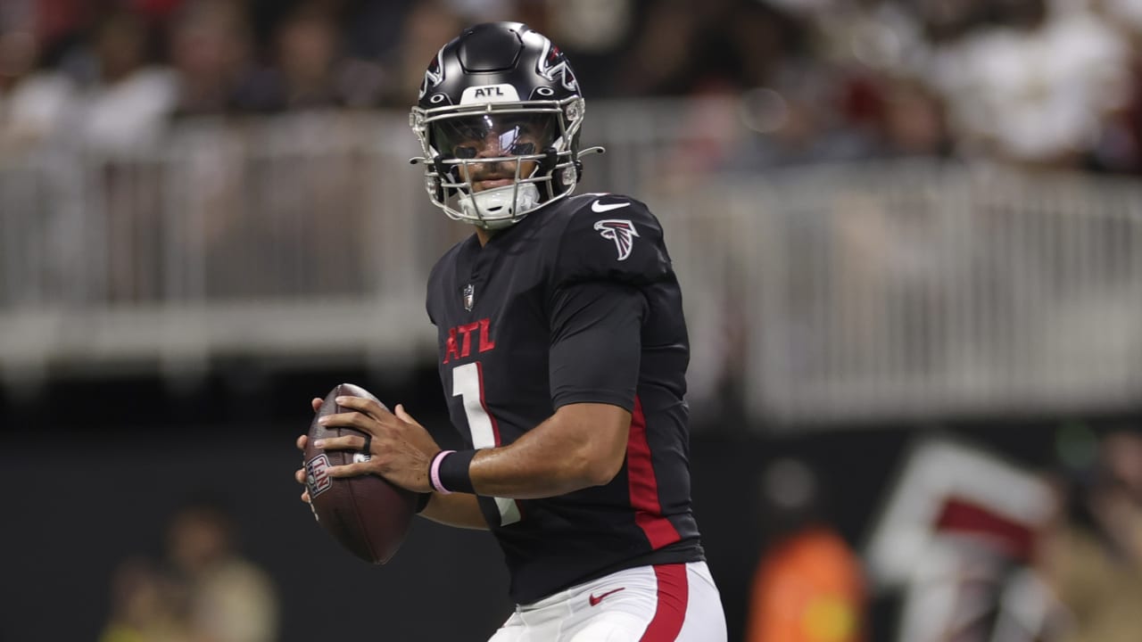 Photo: Atlanta Falcons' quarterback Marcus Mariota (R) fixes helmet of  teammate Olamide Zaccheaus Before Game Against the Rams - LAP2022091802 