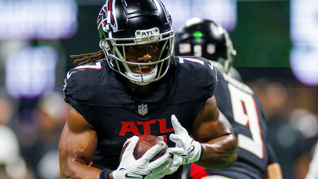 Falcons first-round RB Bijan Robinson dazzles in preseason debut