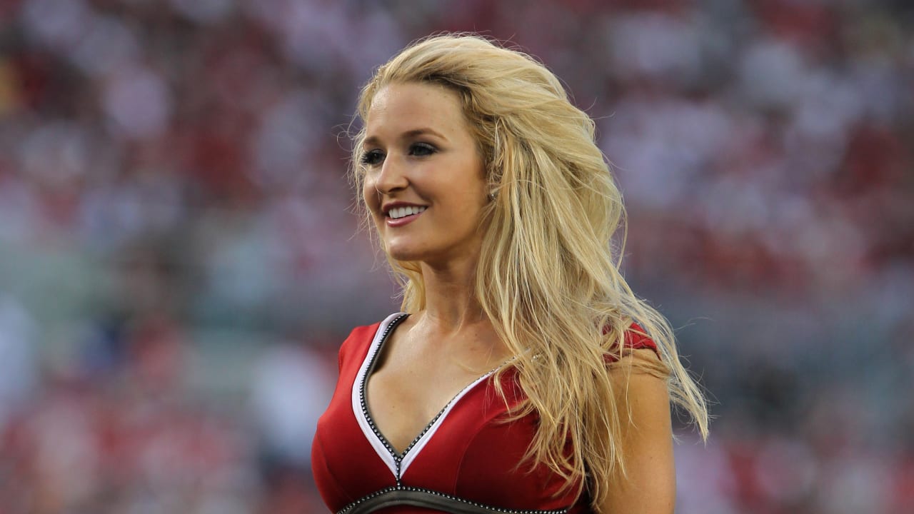 A Kansas City Chiefs cheerleader before an NFL preseason game between  Kansas  city chiefs cheerleaders, Kansas city chiefs, Women leggings outfits