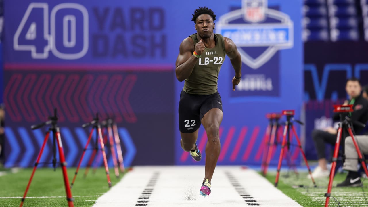 Linebacker DeMarvion Overshown runs 40yard dash at 2023 combine