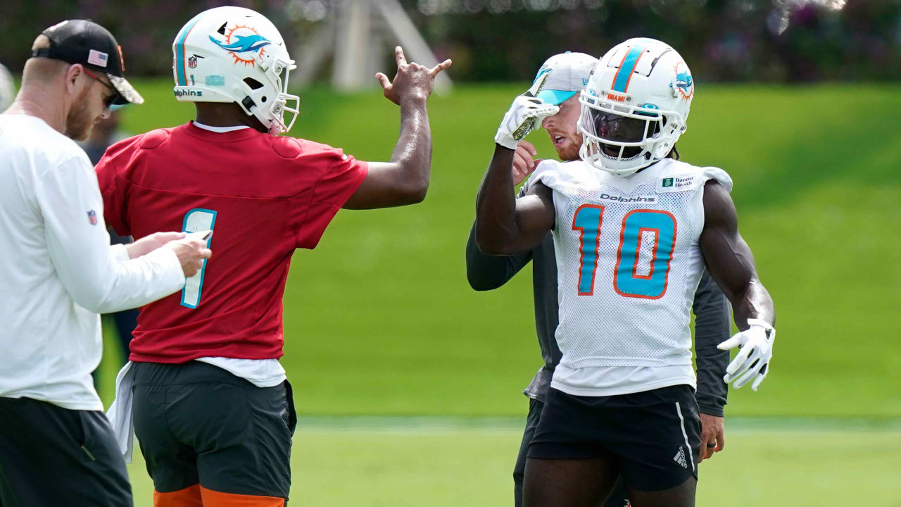 Dolphins Receiver Tyreek Hill hosts football camp at FAU