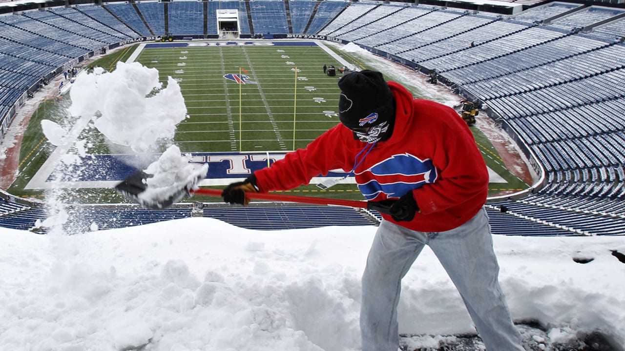 The MetLife Stadium field crew had a busy day shoveling snow at the Packers- Giants game