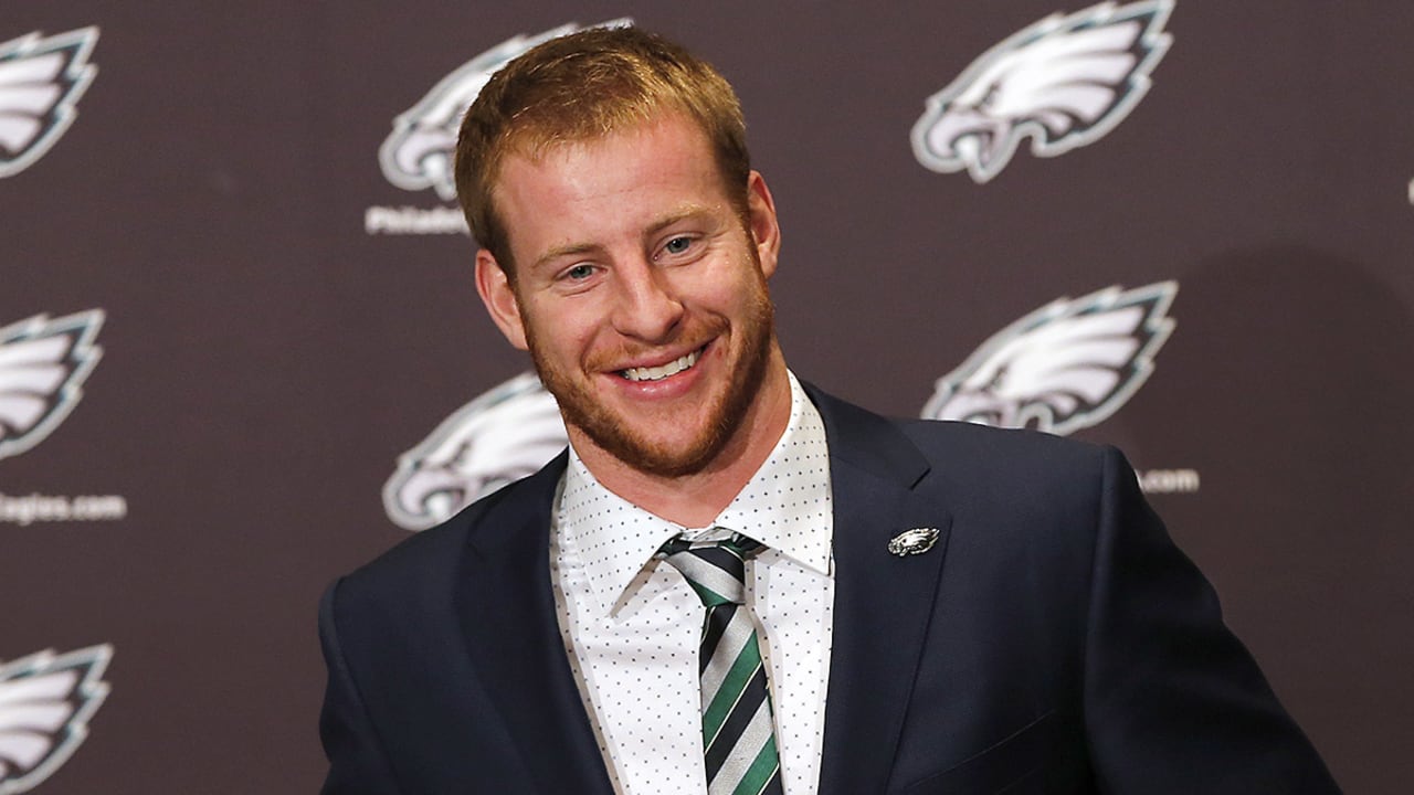 Carson Wentz signs contract with Philadelphia Eagles