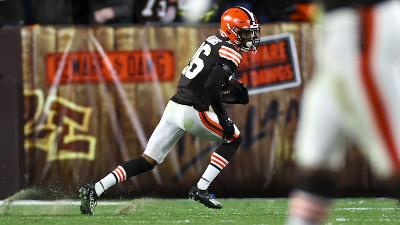 Cleveland Browns cornerback M.J. Stewart Jr. (36) lines up for a play  during an NFL football game against the Las Vegas Raiders, Monday, Dec. 20,  2021, in Cleveland. (AP Photo/Kirk Irwin Stock