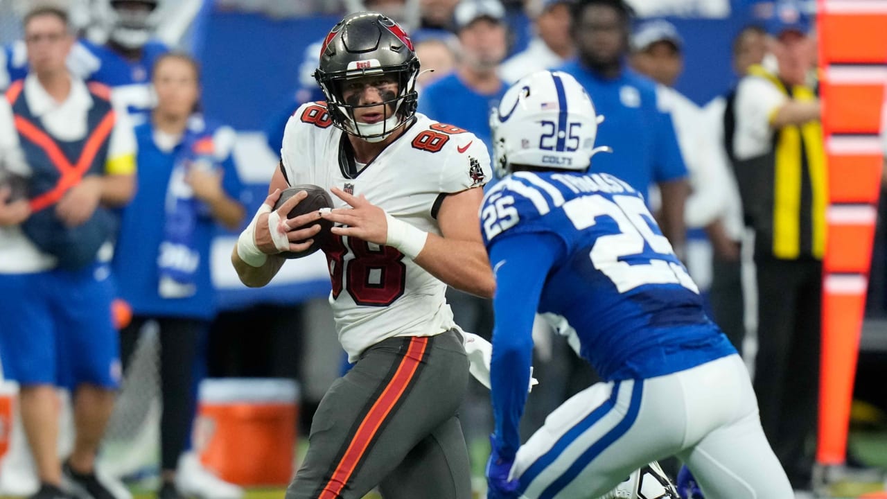 Tampa Bay Buccaneers tight end Cade Otton is left all alone on 25-yard  catch upfield