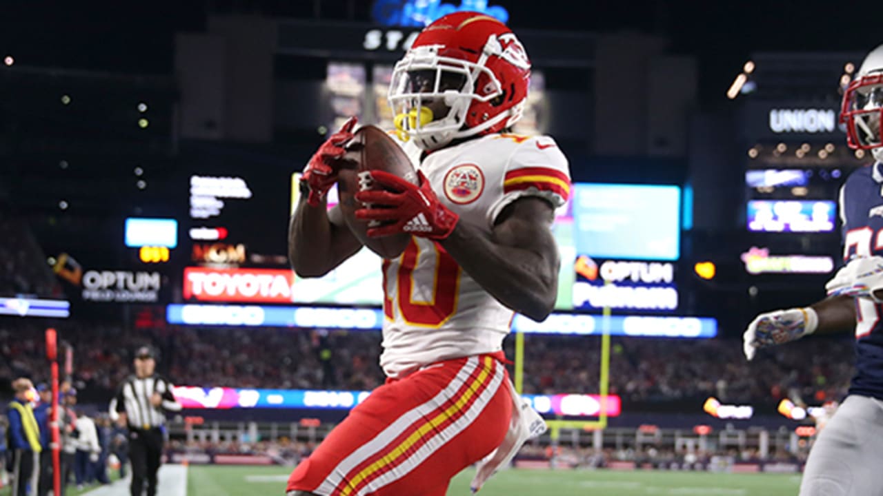 Tyreek Hill streaks to back corner for TD catch