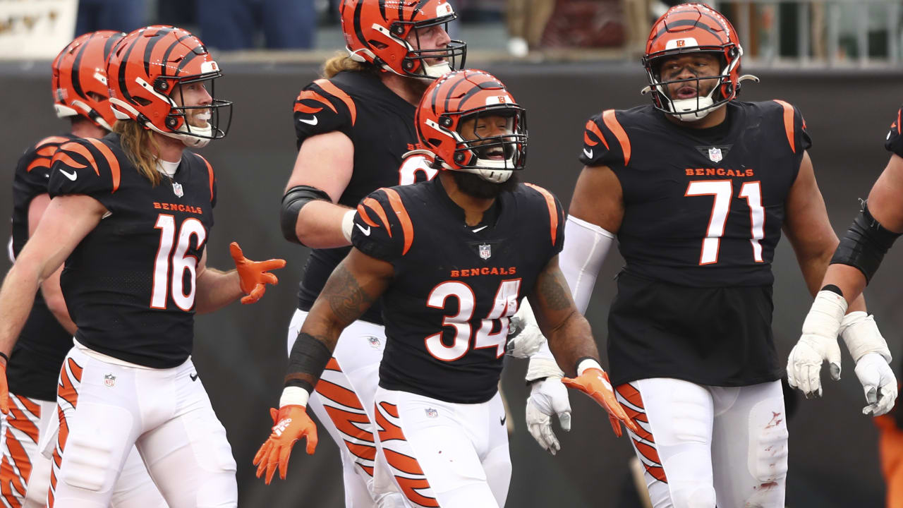 Cincinnati Bengals running back Samaje Perine (34) celebrates after running  for a touchdown aga …