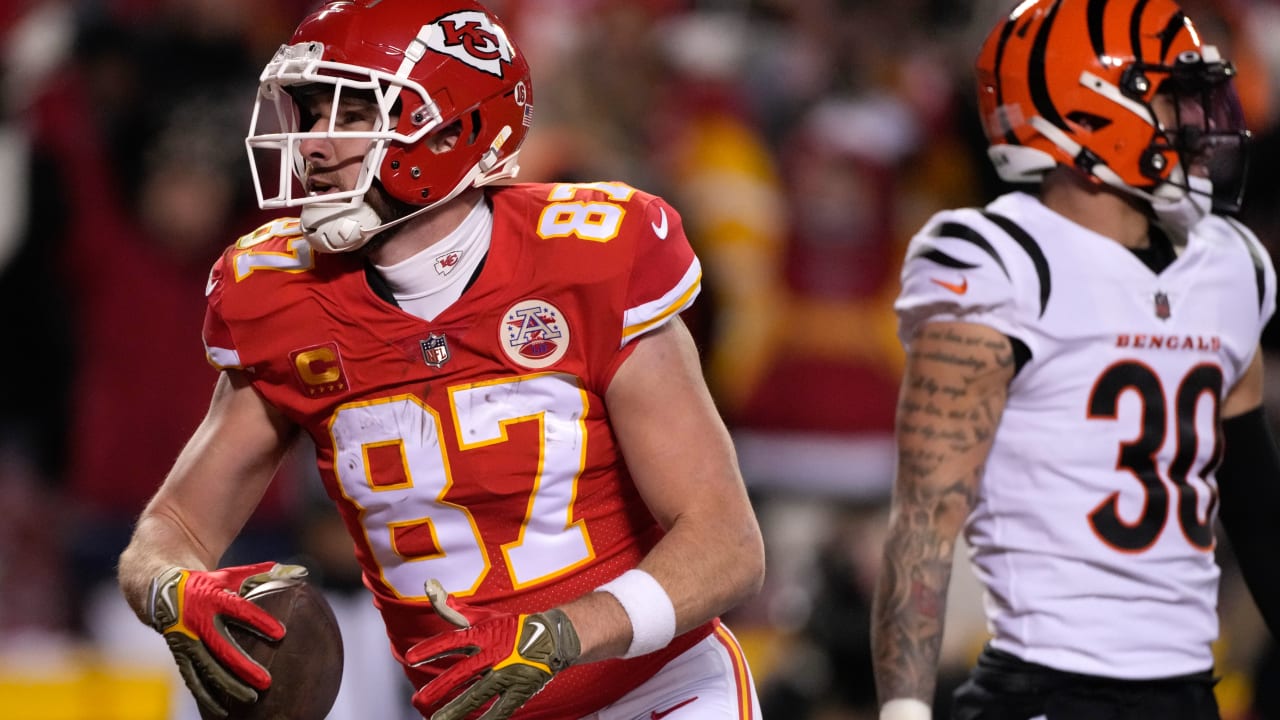 Travis Kelce Gives Epic Nod To Veterans During Chiefs' Super Bowl