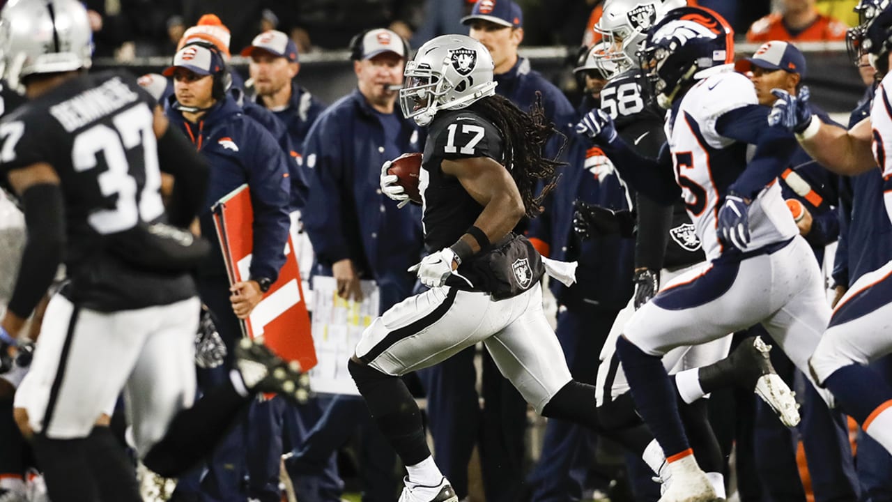 Oakland Raiders wide receiver Dwayne Harris (17), left, is