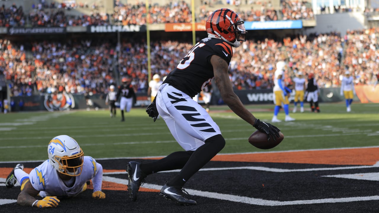 Cincinnati Bengals wide receiver Tee Higgins (85) attempts to haul in a  pass with Raiders corne …