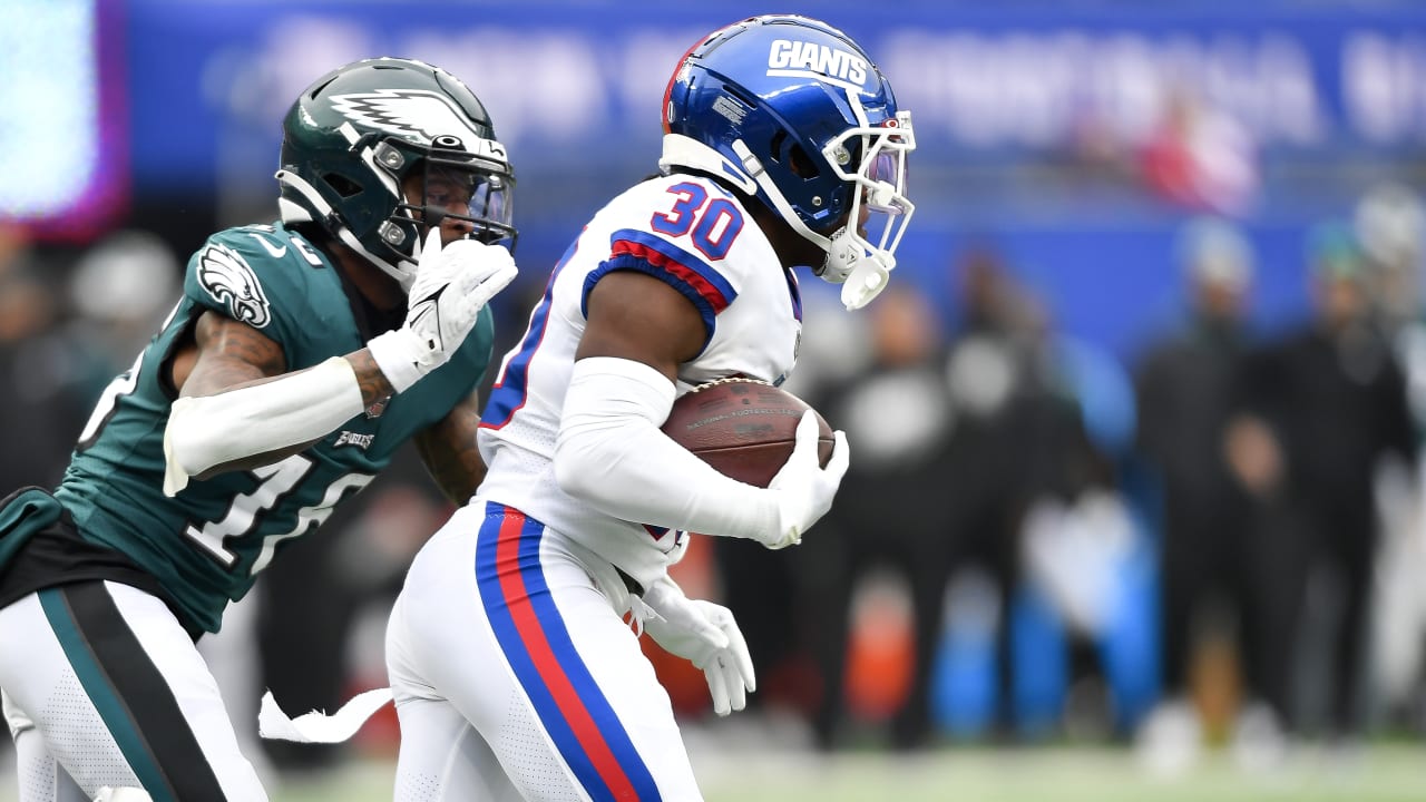 Darnay Holmes of the New York Giants tackles Jordan Reed of the