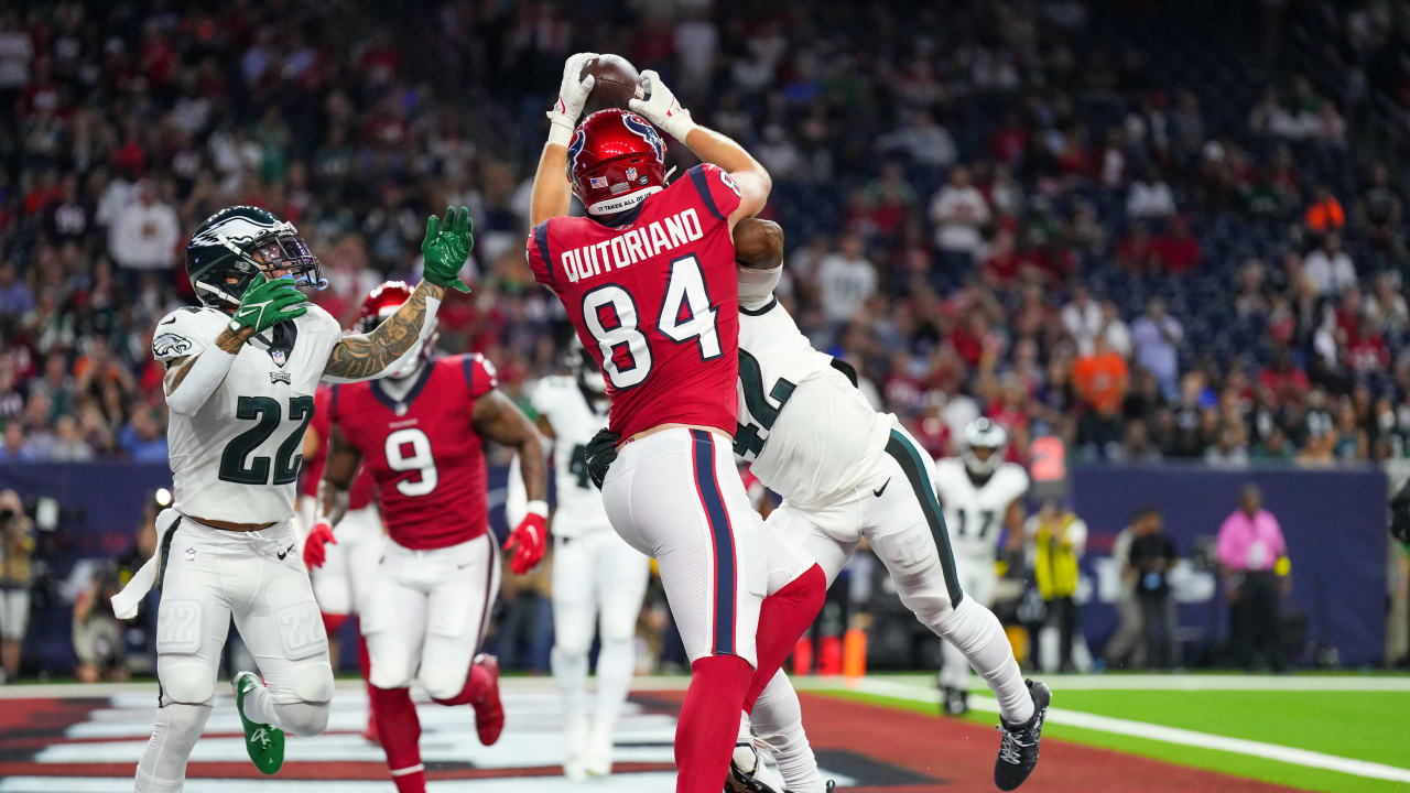 Houston, Texas, USA. 04th Dec, 2022. Houston Texans TEAGAN QUITORIANO (84)  reaches out for a reception in the first quarter during the game between  the Cleveland Browns and the Houston Texans in