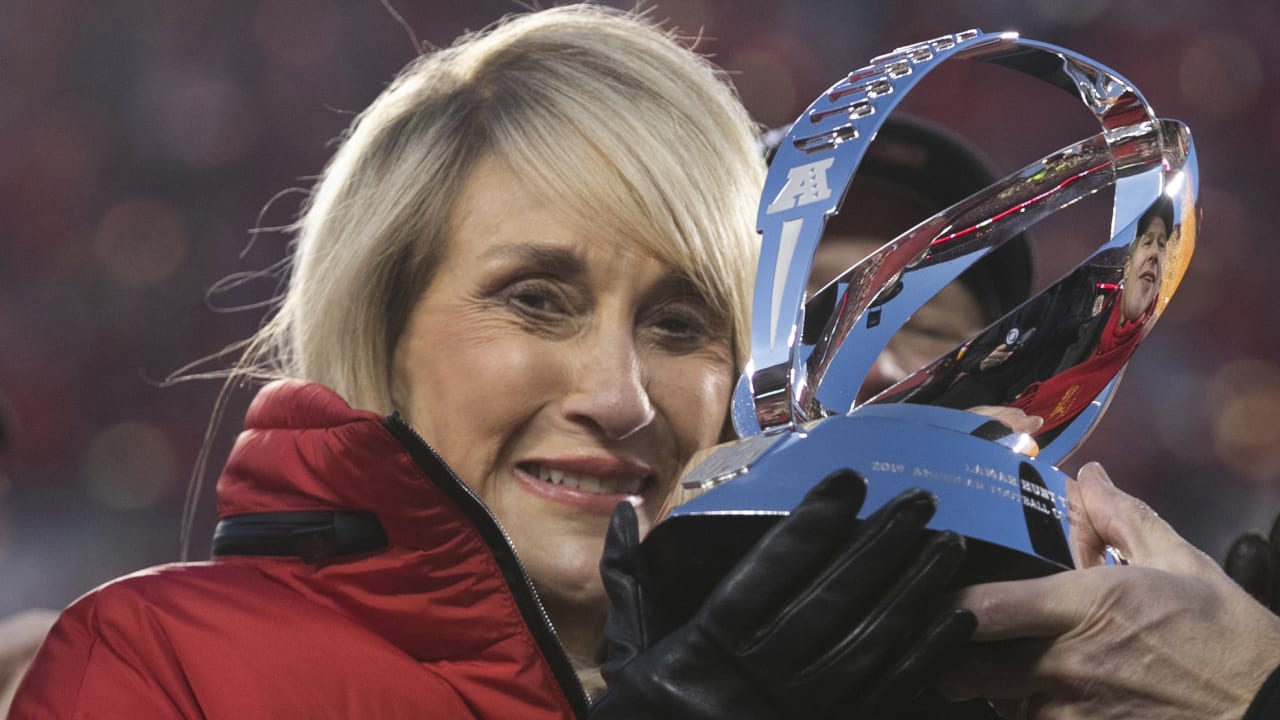 Kansas City Chiefs owners, Norma Hunt, left, her son Clark Hunt