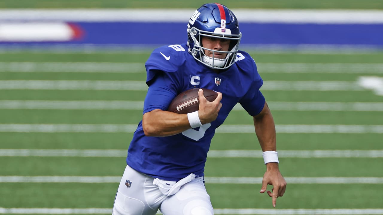 New York Giants quarterback Daniel Jones shows off wheels on 19yard
