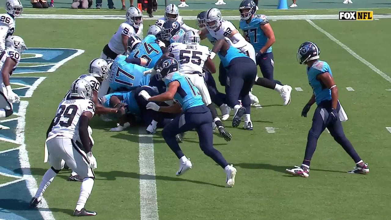 Tennessee Titnas quarterback Ryan Tannehill QB sneaks in 1yard TD