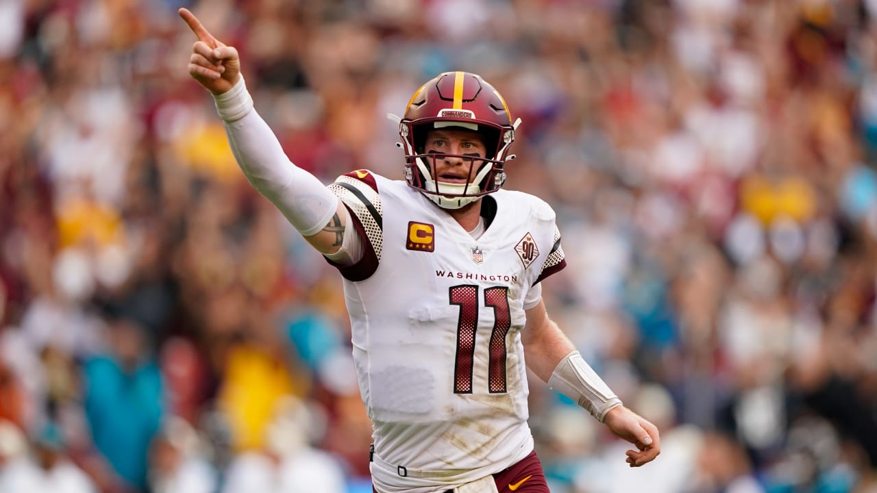 Washington Commanders quarterback Carson Wentz finds open running back ...