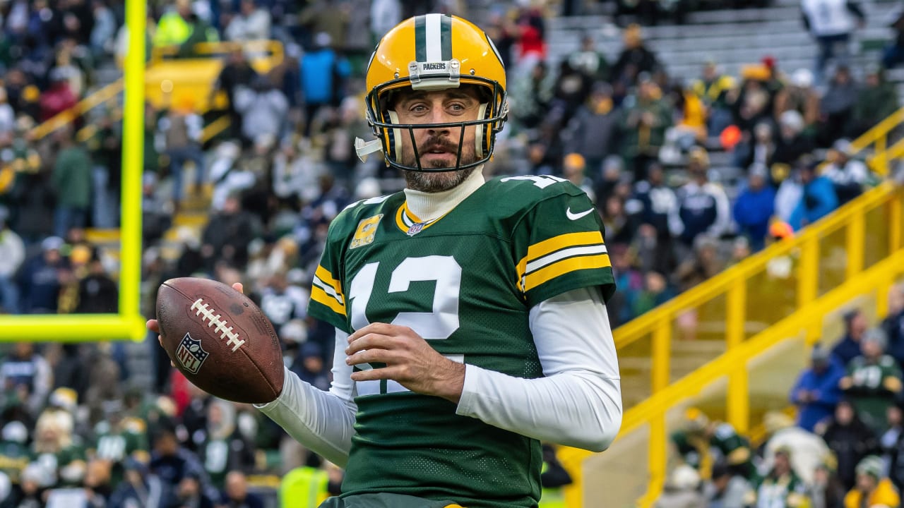 Aaron Rodgers says he will remain with Packers next season