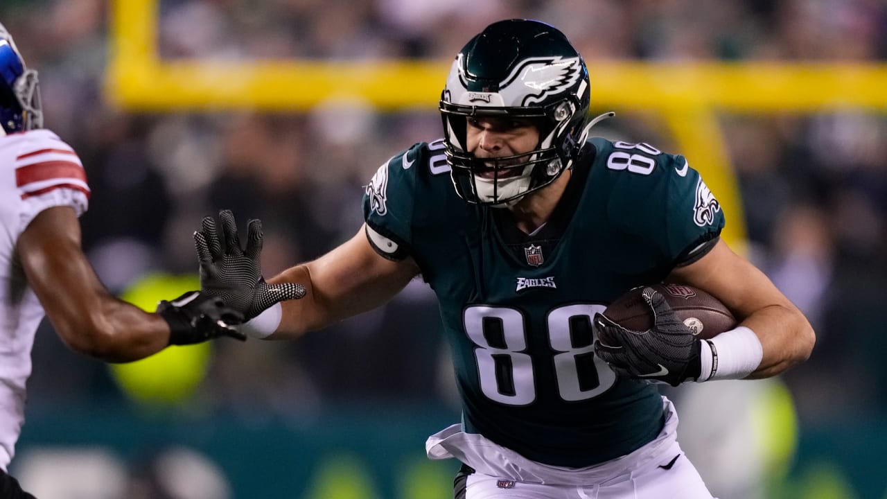 Philadelphia Eagles tight end Dallas Goedert (88) lines up for the