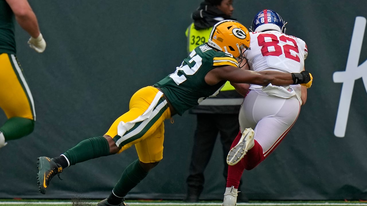 New York Giants tight end Daniel Bellinger (82) runs with the ball against  the New York