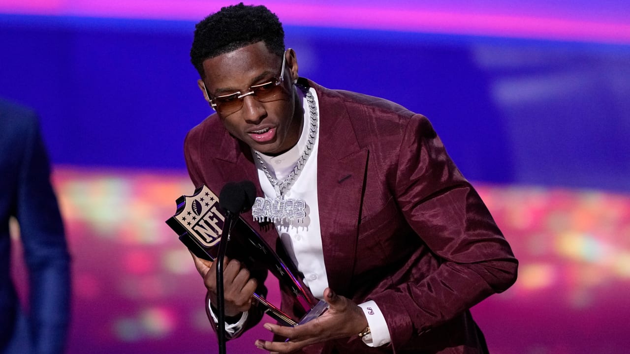 New York Jets cornerback Ahmad 'Sauce' Gardner gives his speech at