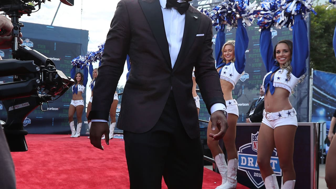 Lamar Jackson hits the NFL draft red carpet in all green suit