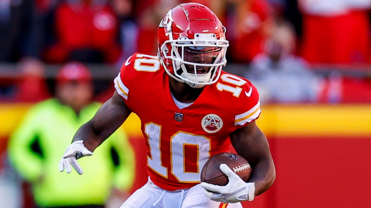 Kansas City Chiefs wide receiver Tyreek Hill (10) dives to try and make a  catch past Raiders de …